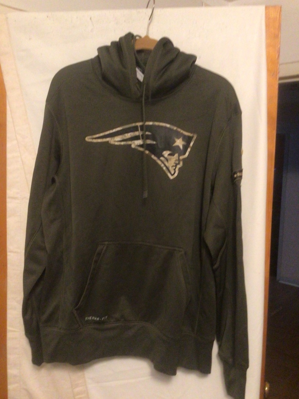 NFL PATRIOTS “SALUTE TO  SERVICE “ honoring our troops hoodie SZ L